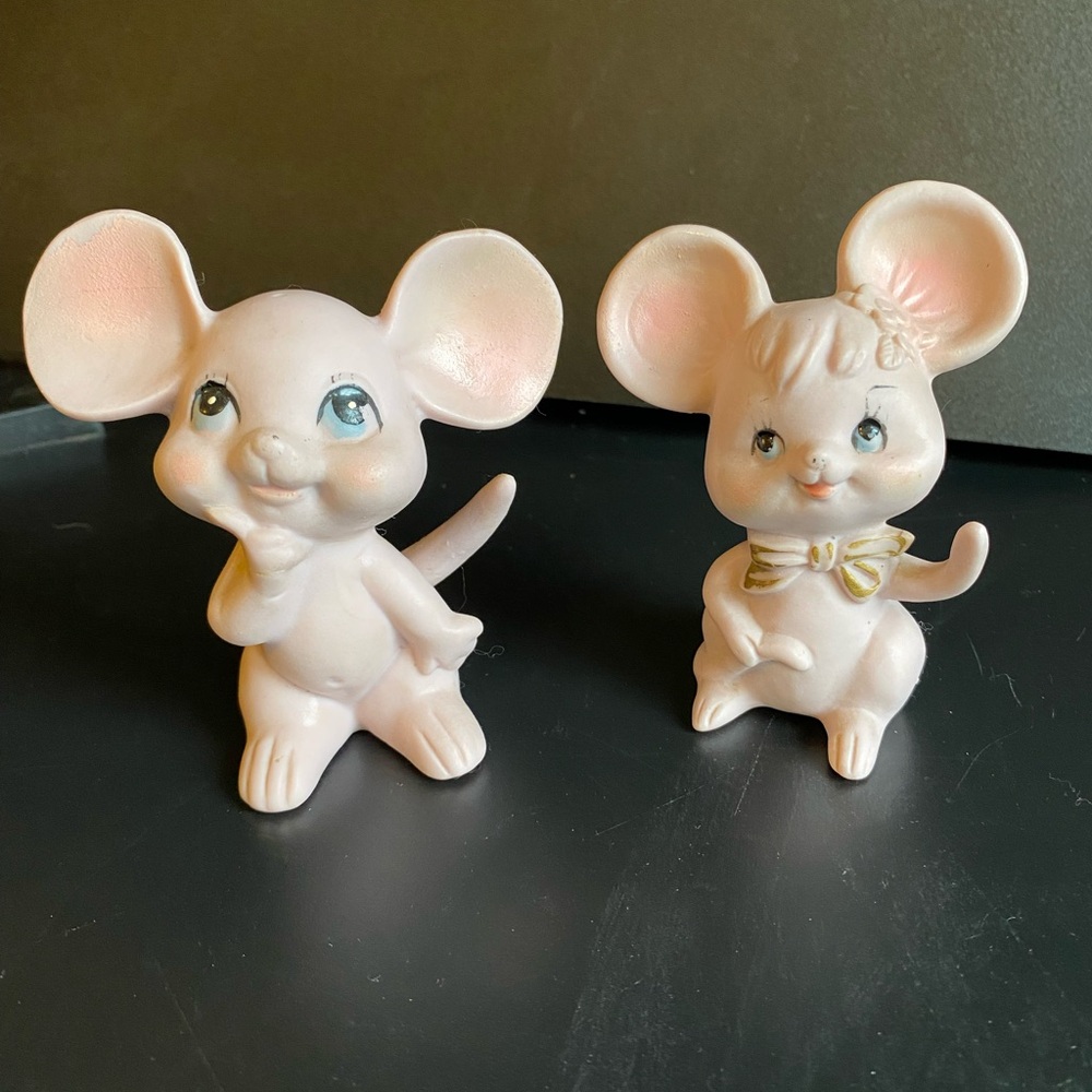 Vintage japan pink mouse couple. Ceramic Figurines. Valentines or any time.